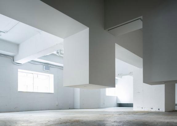 Pereții care &rdquo;plutesc&rdquo; revin &icirc;n modă