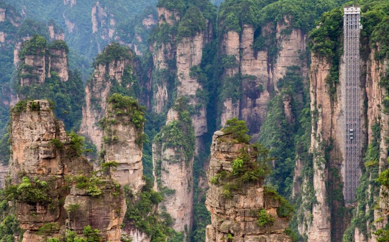 Liftul celor o sută de dragoni